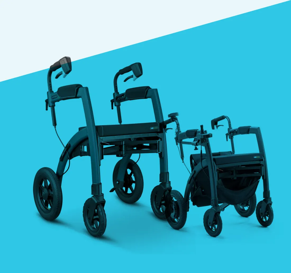 Dos rollators de estudio sobre un plano cian: una comparación entre opciones de equipamiento.